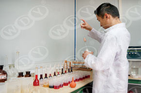 技術(shù)人員進(jìn)行礦樣化驗(yàn) 技術(shù)人員進(jìn)行礦樣化驗(yàn)